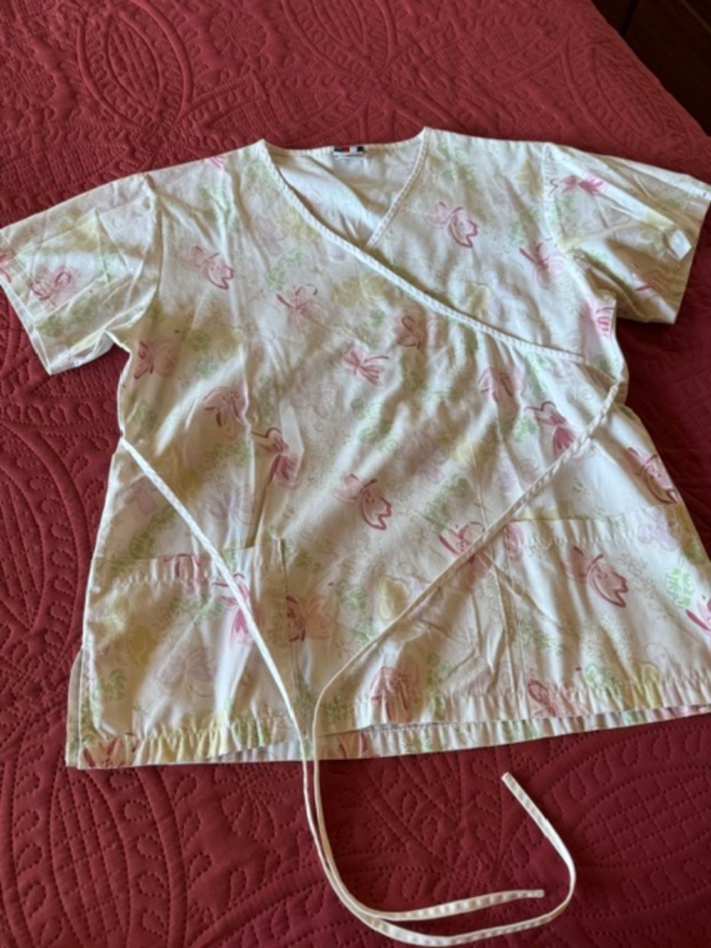 Floral scrub top/pink/beige/white size small/ tie back/ great cond
